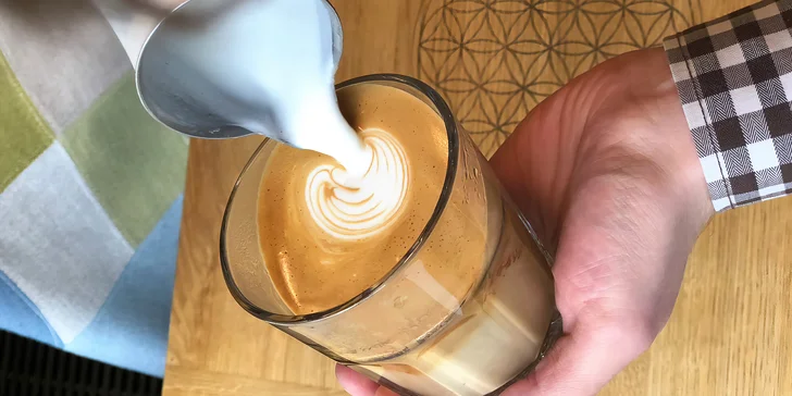 Káva a zákusek pod Pražským hradem v Prague chocolate cafe and bistro pro 1 i 2 osoby