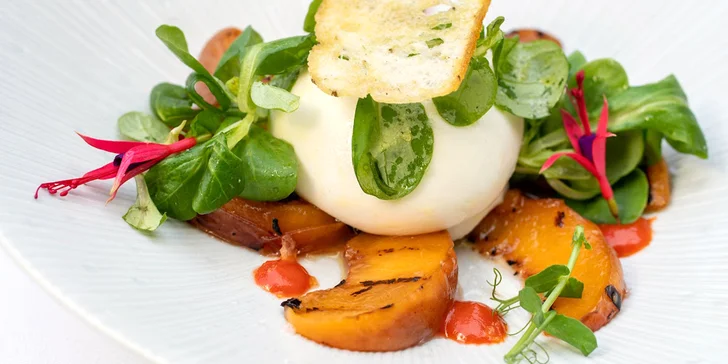 5chodové menu z á la carte s lahví vína pro 2 osoby v oceňované restauraci Le Grill
