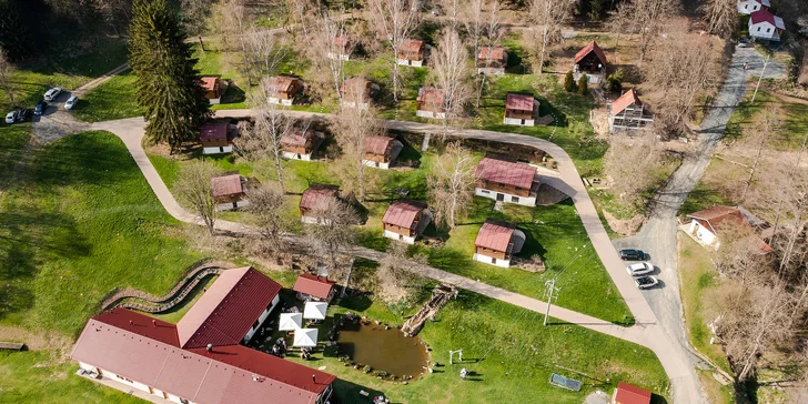 Chatky s terasou v Posázaví: snídaně, luxusní degustační večeře i privátní koupání venku s občerstvením