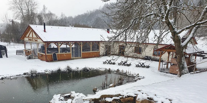 Léto v Posázaví: luxusní chatkový resort, vyhlášená restaurace i koupel v sudu