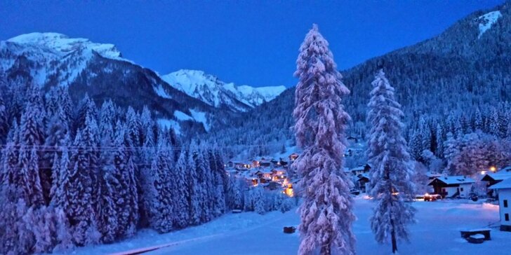 Zimní dovolená v Dolomitech: hotel cca 1 km od skiareálů, polopenze a wellness