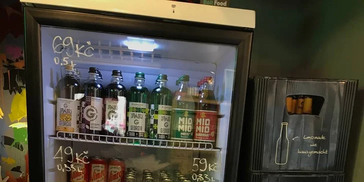 Bohatě obložené bagety s plátky bifteku a roztaveným sýrem i menu s hranolky a omáčkou
