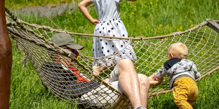 Celodenní vstup do Farmaparku včetně všech atrakcí a kyblík krmení nebo plyšák