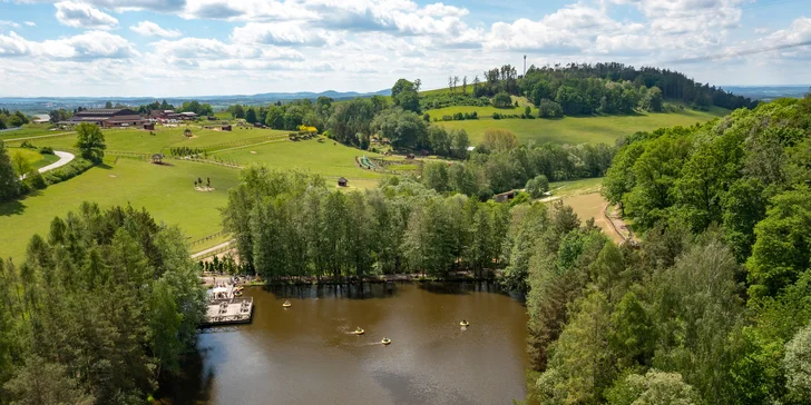 Celodenní vstup do Farmaparku včetně všech atrakcí a kyblík krmení nebo plyšák