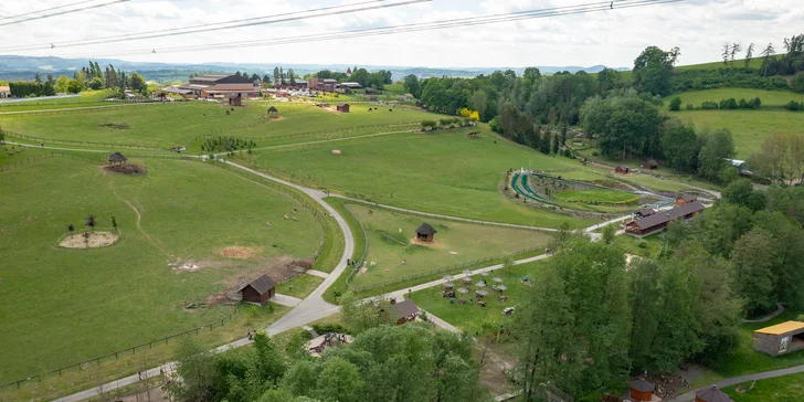 Celodenní vstup do Farmaparku včetně všech atrakcí a kyblík krmení nebo plyšák