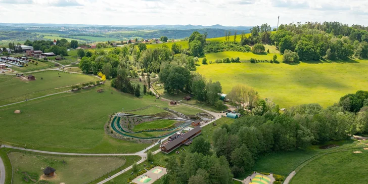 Celodenní vstup do Farmaparku včetně všech atrakcí a kyblík krmení nebo plyšák