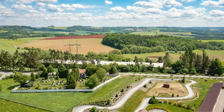 Celodenní vstup do Farmaparku včetně všech atrakcí a kyblík krmení nebo plyšák