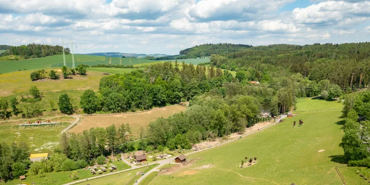 Celodenní vstup do Farmaparku včetně všech atrakcí a kyblík krmení nebo plyšák