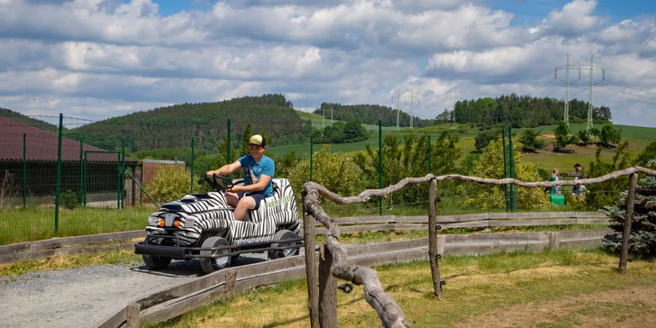 Celodenní vstup do Farmaparku včetně všech atrakcí a kyblík krmení nebo plyšák