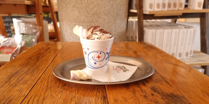 Káva, čokoláda nebo domácí limonáda a k tomu zákusek dle výběru: kavárna na náměstí Míru
