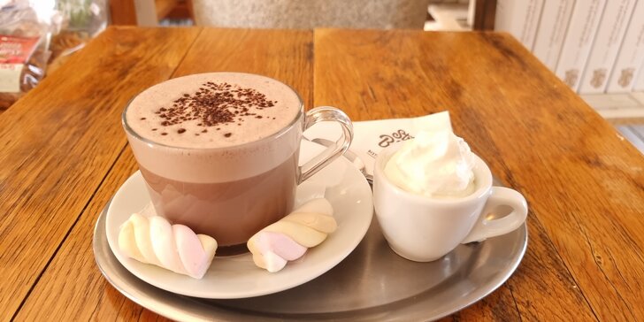 Sladké potěšení pro jednoho i pro dva: latté, čokoláda nebo horký nápoj a dezert k tomu