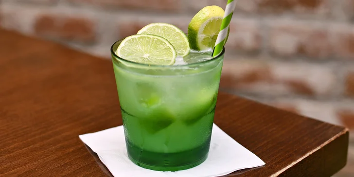 Vyhlášený brazilský drink Caipirinha nebo dezert s kávou či čajem v restauraci Delicia pro 1 i 2 osoby