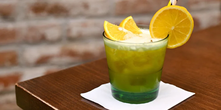 Vyhlášený brazilský drink Caipirinha nebo dezert s kávou či čajem v restauraci Delicia pro 1 i 2 osoby