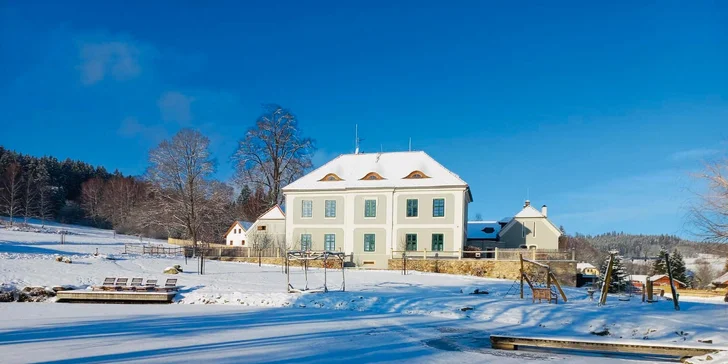 Jako na šlechtickém sídle: pobyt na Lipně, snídaně, panoramatická sauna i privátní vířivka