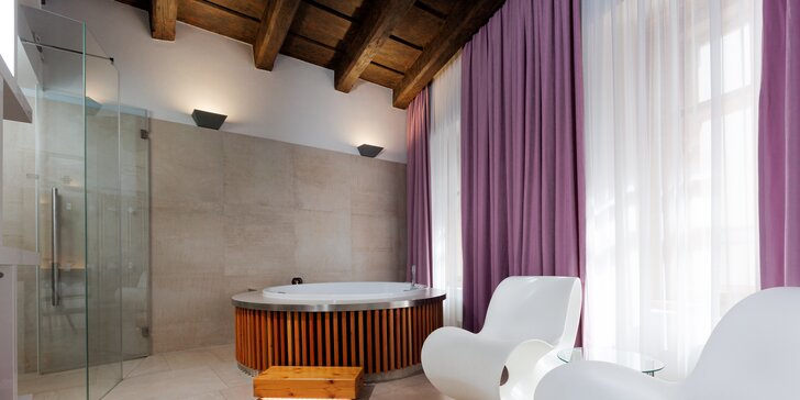 Pronájem luxusních wellness pokojů v centru Olomouce: vířivka i sauna jen pro vás dva
