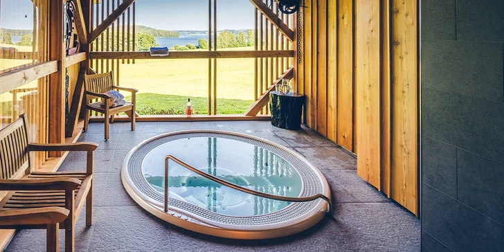 Jako na šlechtickém sídle: pobyt na Lipně, snídaně, panoramatická sauna i privátní vířivka