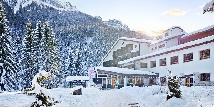 Zimní dovolená v Dolomitech: hotel cca 1 km od skiareálů, polopenze a wellness