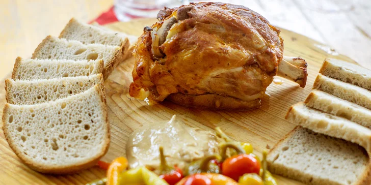 750 g pečeného vepřového kolene s chlebem