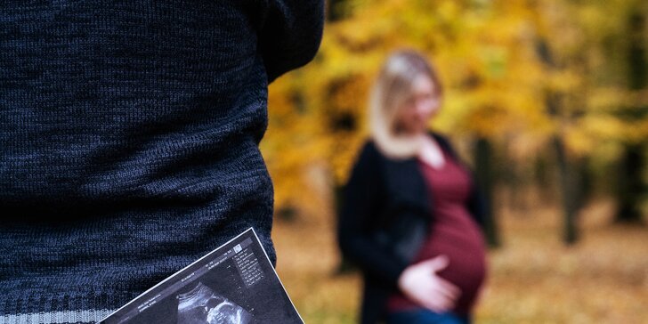 Těhotenské focení pro nastávající maminky i tatínky v ateliéru nebo venku