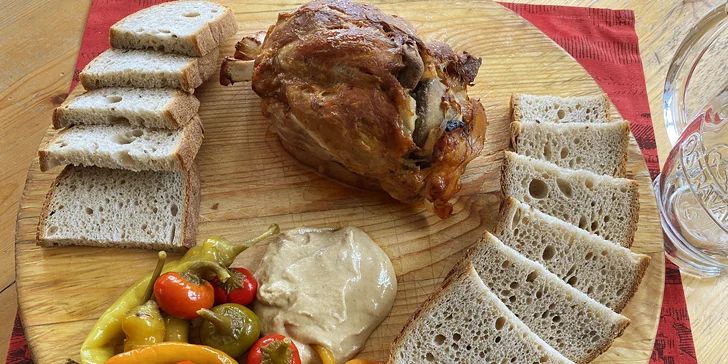 750 g pečeného vepřového kolene s chlebem