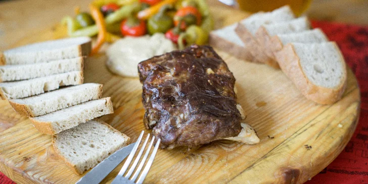 500 nebo 1000 g marinovaných vepřových žeber s chlebem pro 1 či 2 osoby