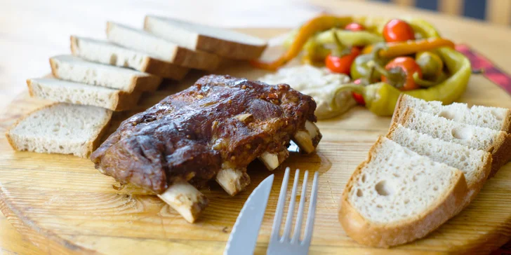 500 nebo 1000 g marinovaných vepřových žeber s chlebem pro 1 či 2 osoby