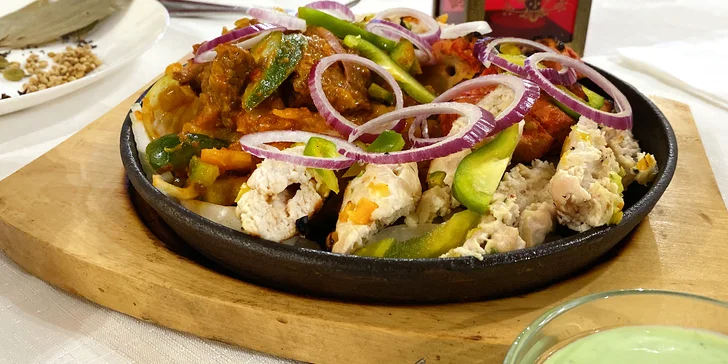 Exotika na talíři: tandoori mix talíř se 450 g masa vč. příloh a omáčky