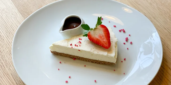 Káva a zákusek pod Pražským hradem v Prague chocolate cafe and bistro pro 1 i 2 osoby