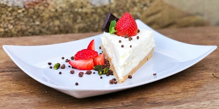 Káva a zákusek pod Pražským hradem v Prague chocolate cafe and bistro pro 1 i 2 osoby