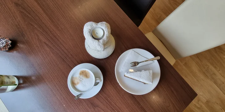 Káva a dortík dle výběru: v nabídce i bezlepkové, veganské či nízkosacharidové