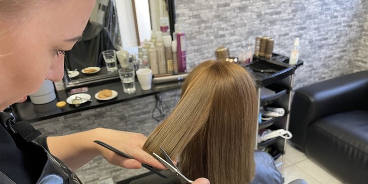 Vraťte vlasům život: dámský střih, melír či barvení pro všechny délky vlasů