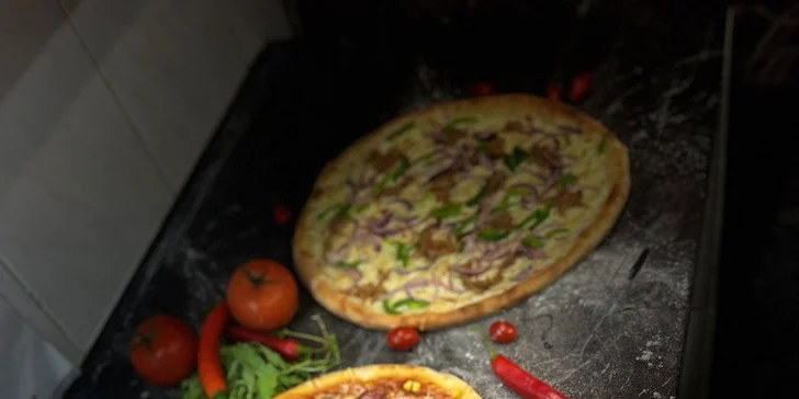 Dvě 33cm pizzy dle výběru z menu v cenové hladině 189–209 Kč: špenát, kukuřice i hříbky