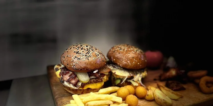 Masové potěšení do krabičky: burger s hranolky, bramborami, kroketami nebo kroužky