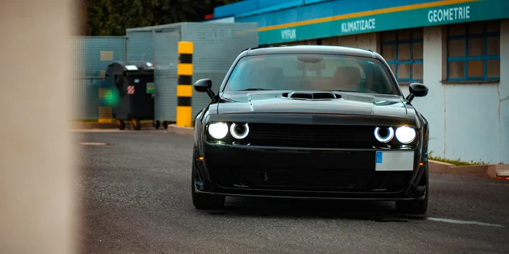 Superjízda v nadupaném Dodge Challenger: 40 minut i pronájem až na 24 hodin ve všední dny