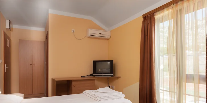 Pinia depandance*** u pláže v Karlobagu: 7 nocí s polopenzí, doprava busem, možnost bazénu aj.
