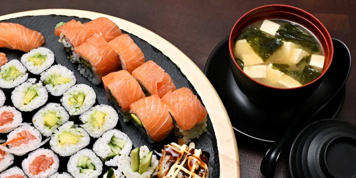 Sushi z restaurace na Vinohradech: rolky s avokádem či rybou, krevety v tempuře, miso polévky i wakame