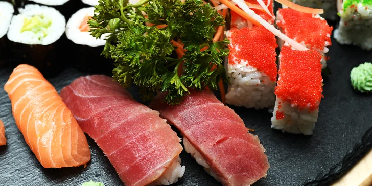 Sushi z restaurace na Vinohradech: rolky s avokádem či rybou, krevety v tempuře, miso polévky i wakame