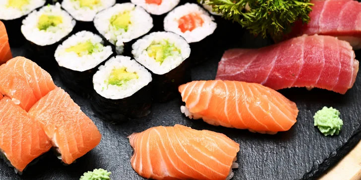 Sushi z restaurace na Vinohradech: rolky s avokádem či rybou, krevety v tempuře, miso polévky i wakame