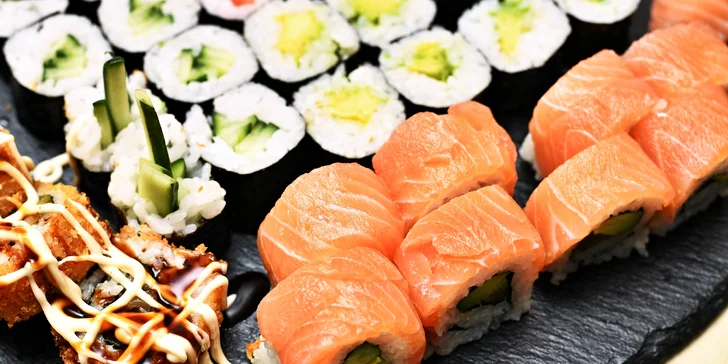 Sushi z restaurace na Vinohradech: rolky s avokádem či rybou, krevety v tempuře, miso polévky i wakame