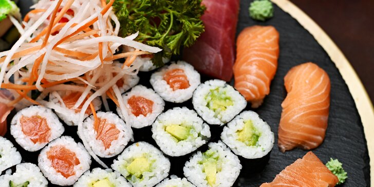 Sushi z restaurace na Vinohradech: rolky s avokádem či rybou, krevety v tempuře, miso polévky i wakame