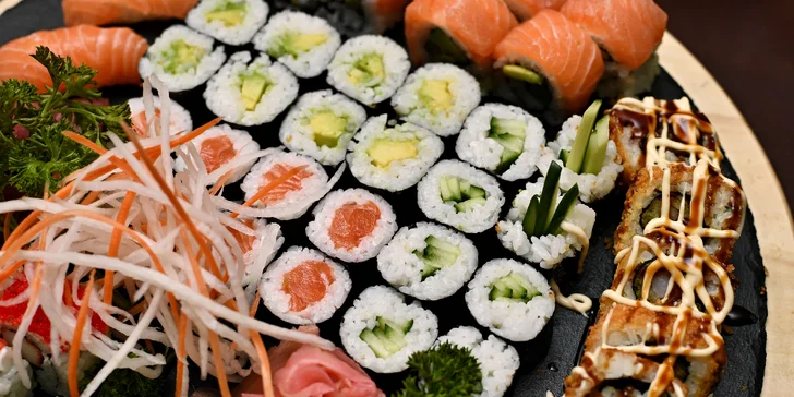 Sushi z restaurace na Vinohradech: rolky s avokádem či rybou, krevety v tempuře, miso polévky i wakame