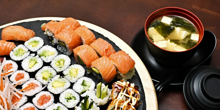 Sushi z restaurace na Vinohradech: rolky s avokádem či rybou, krevety v tempuře, miso polévky i wakame