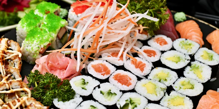 Sushi z restaurace na Vinohradech: rolky s avokádem či rybou, krevety v tempuře, miso polévky i wakame