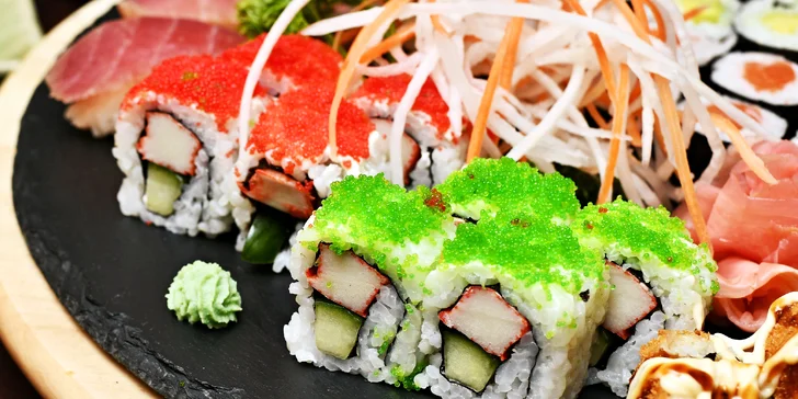 Sushi z restaurace na Vinohradech: rolky s avokádem či rybou, krevety v tempuře, miso polévky i wakame