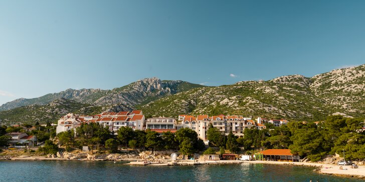 Chorvatsko: oblíbený hotel s bazénem hned u pláže, plná penze a spousta vyžití po celý den, 2 děti zdarma