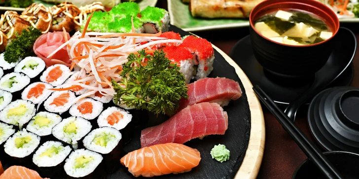 Sushi z restaurace na Vinohradech: rolky s avokádem či rybou, krevety v tempuře, miso polévky i wakame