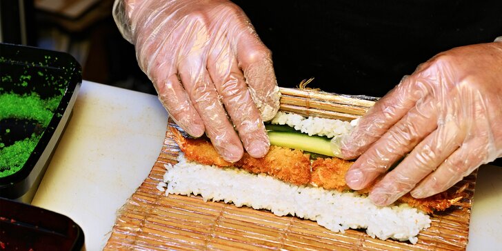 Sushi z restaurace na Vinohradech: rolky s avokádem či rybou, krevety v tempuře, miso polévky i wakame