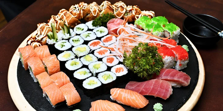 Sushi z restaurace na Vinohradech: rolky s avokádem či rybou, krevety v tempuře, miso polévky i wakame