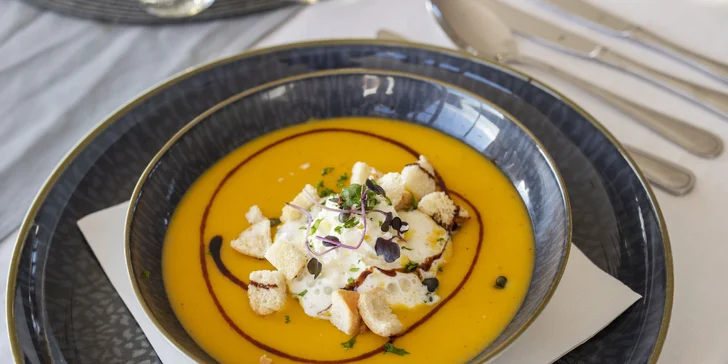 Svatomartinské menu o 4 chodech: jatýrka, dýňová polévka, kachní stehna, dezert i sklenka vína