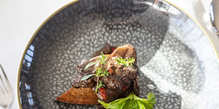 Svatomartinské menu o 4 chodech: jatýrka, dýňová polévka, kachní stehna, dezert i sklenka vína